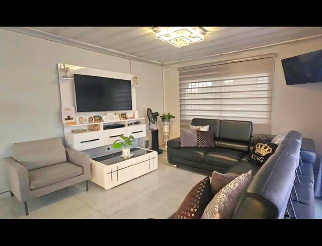 4 BEDROOM HOUSE FOR SALE IN OVERPORT